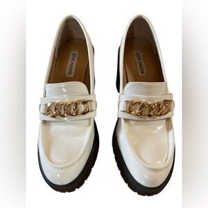 Steve Madden White paten penny loafer platforms w/Gold chain Detail Size 8.5